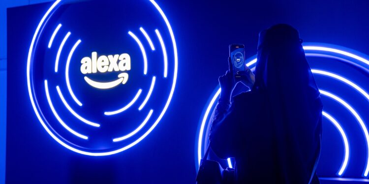 تقنية الصوت العربية تُحدث ثورة في المنازل السعودية والإماراتية: أمازون تكشف عن تحول ثقافي واجتماعي.