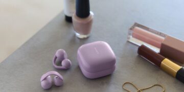 سوني تطلق سماعات LinkBuds Clip المفتوحة بتصميم معلّق في السوق السعودي