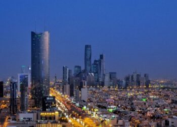 السعودية تفتح آفاقاً استثمارية جديدة: تمكين الشركات المدرجة من تملك العقارات بمكة والمدينة.