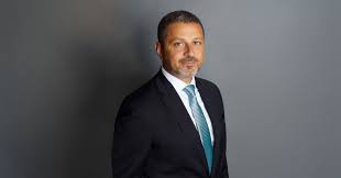 مصري يتولى إدارة خزائن أغنى مدينة في العالم.