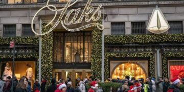 إفلاس “ساكس جلوبال” يكشف ديوناً بملايين الدولارات تجاه دور أزياء عالمية ويعمّق أزمة قطاع الرفاهية.